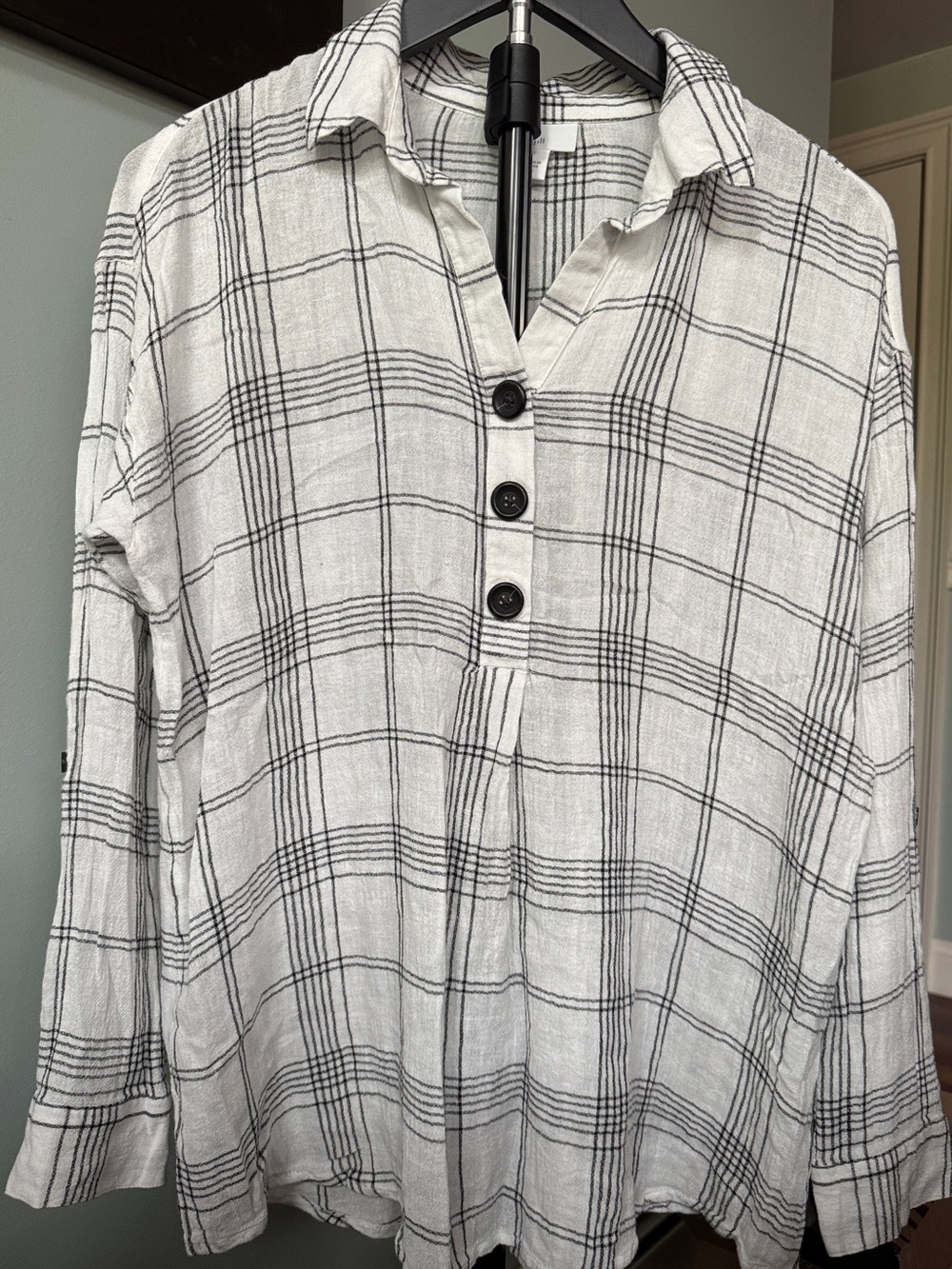 J Jill Linen Rayon Blouse  Tabbed  Long Sleeve Size Small. EUC
